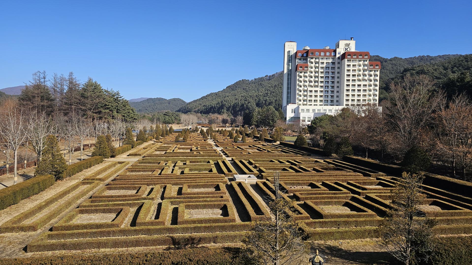 설악산을 배경으로 한 속초 켄싱턴호텔 설악의 유럽풍 정원 전경