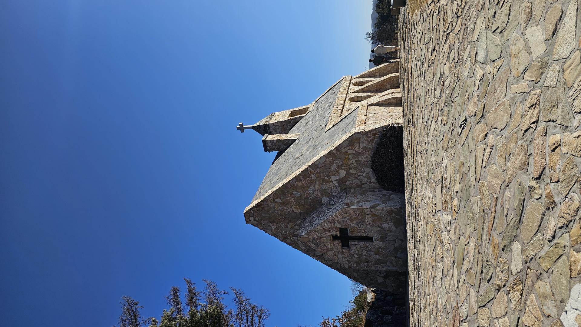 파란 하늘 아래 서 있는 가평 아난티코드의 이국적인 석조 숲속 교회