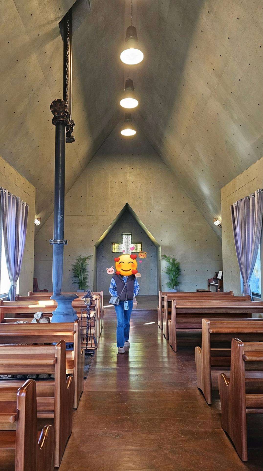 십자가 창으로 빛이 들어오는 이천 에덴파라다이스 호텔 그레이스 채플의 내부 전경